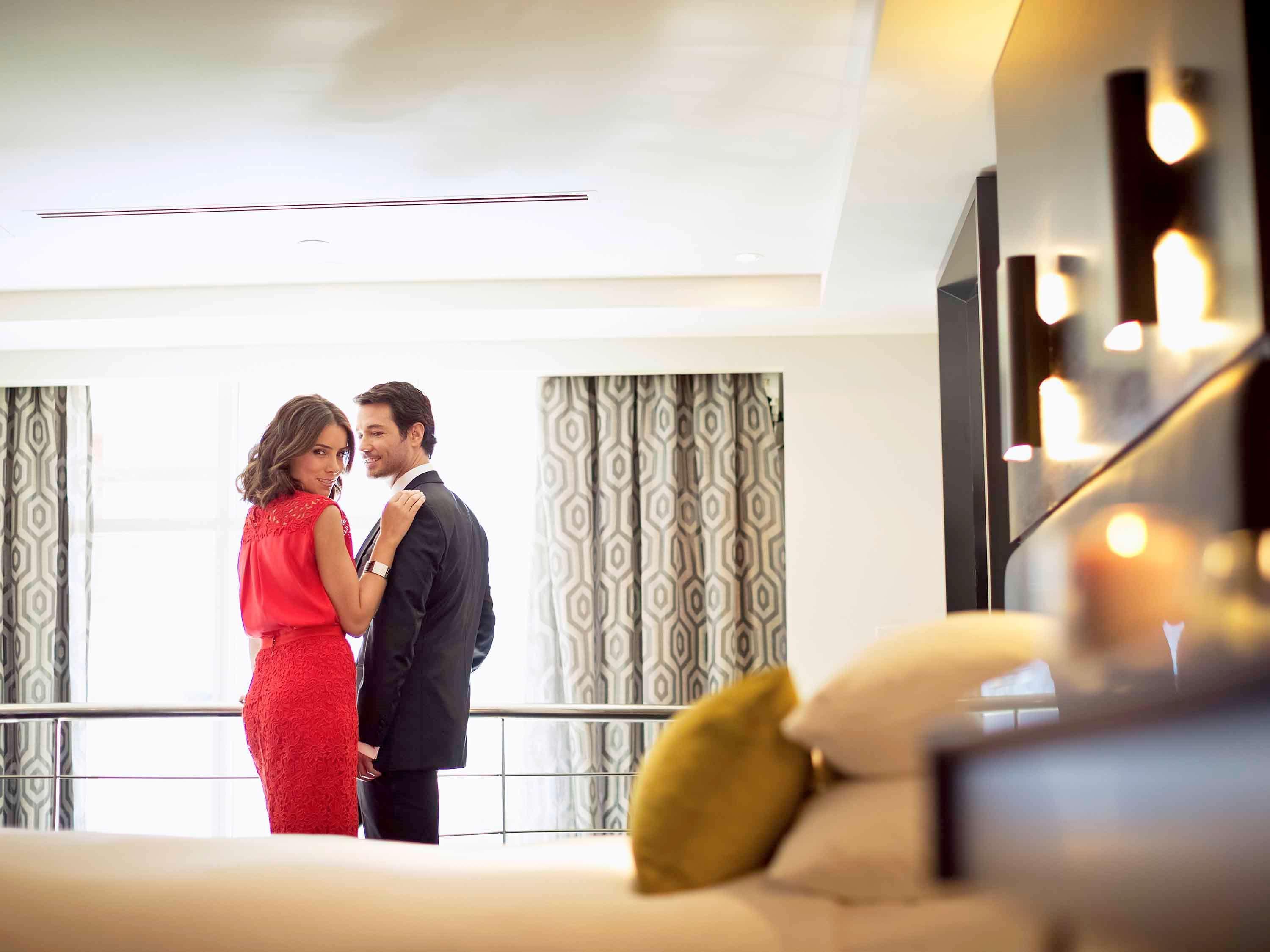 더 코모 멜버른 엠갤러리 멜번 외부 사진 A couple in a hotel room
