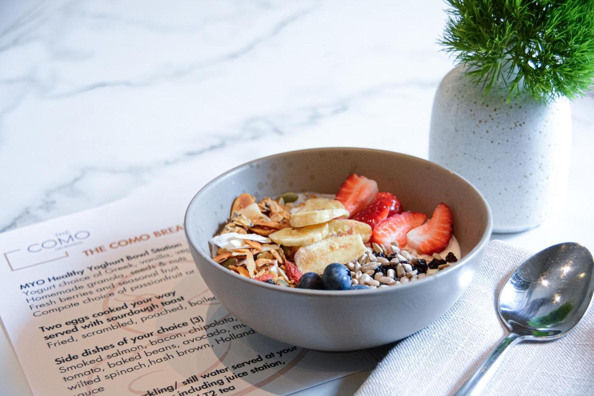 더 코모 멜버른 엠갤러리 멜번 외부 사진 A bowl of granola with fruit