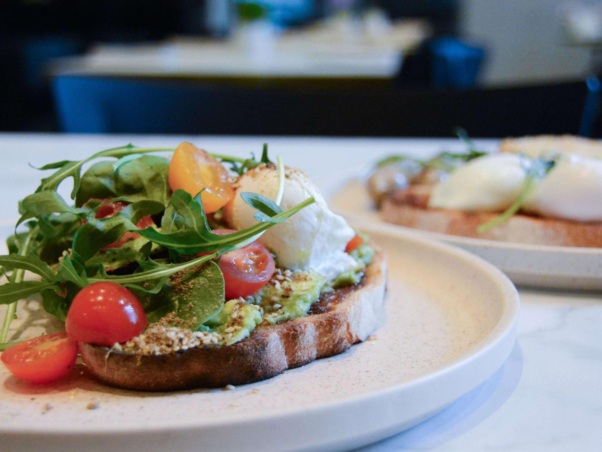 더 코모 멜버른 엠갤러리 멜번 외부 사진 Avocado on toast with rocket, cherry tomatoes and goat's cheese
