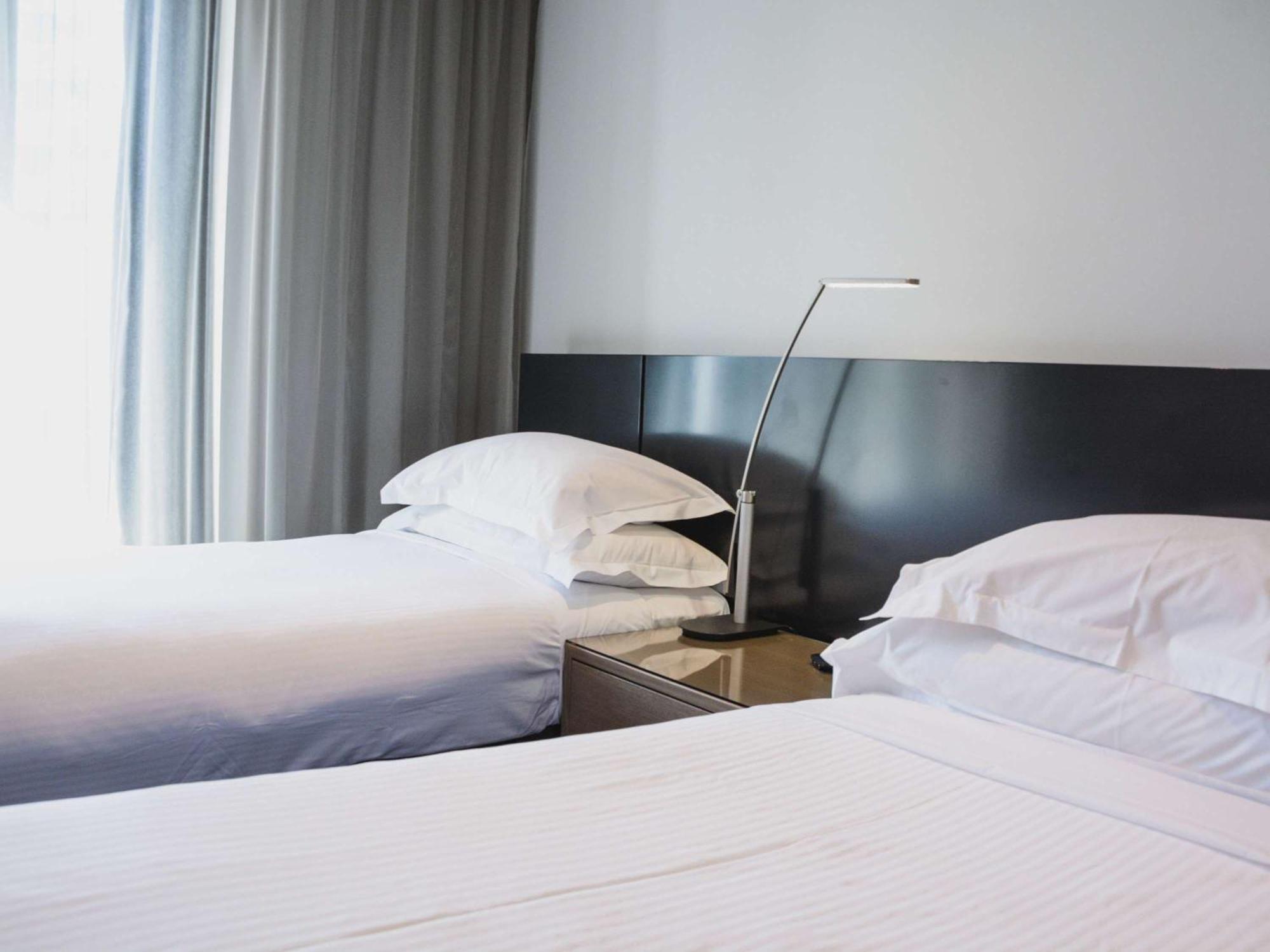 더 코모 멜버른 엠갤러리 멜번 외부 사진 A lamp on a bedside table