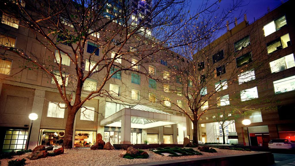 더 코모 멜버른 엠갤러리 멜번 외부 사진 The courtyard at the Mayo Clinic in Rochester, Minnesota